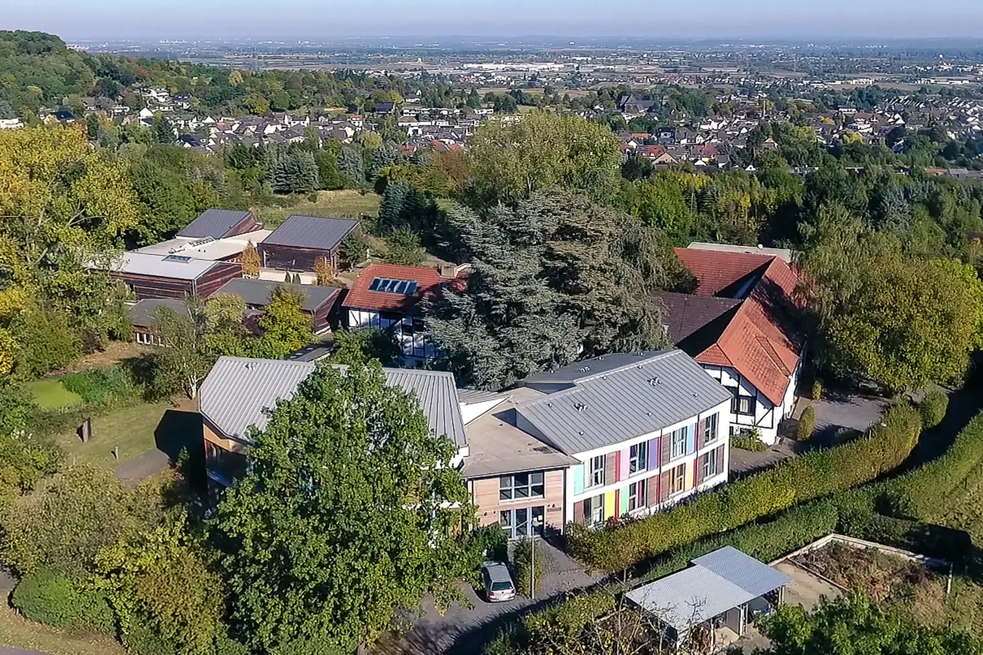 Trotz der Nähe zu Köln, Bonn und Düsseldorf liegt der Campus angenehm ruhig – ideal für konzentriertes Arbeiten und mit der pulsierenden Stadtluft stets in Reichweite.