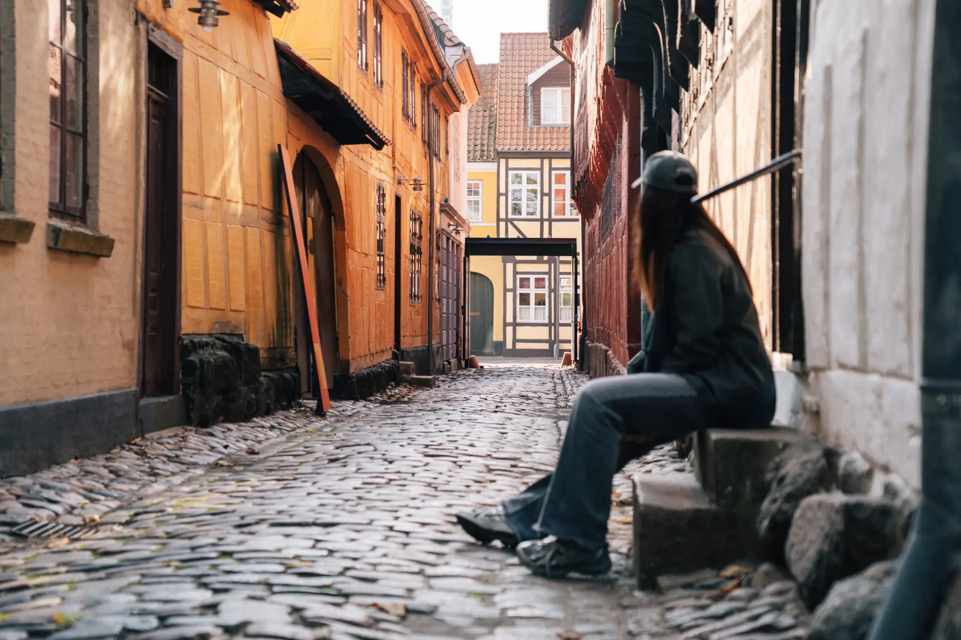 Schlendern Sie durch die historischen Gassen und lassen Sie sich von dem Charme der Stadt verzaubern. (© VisitOdense)