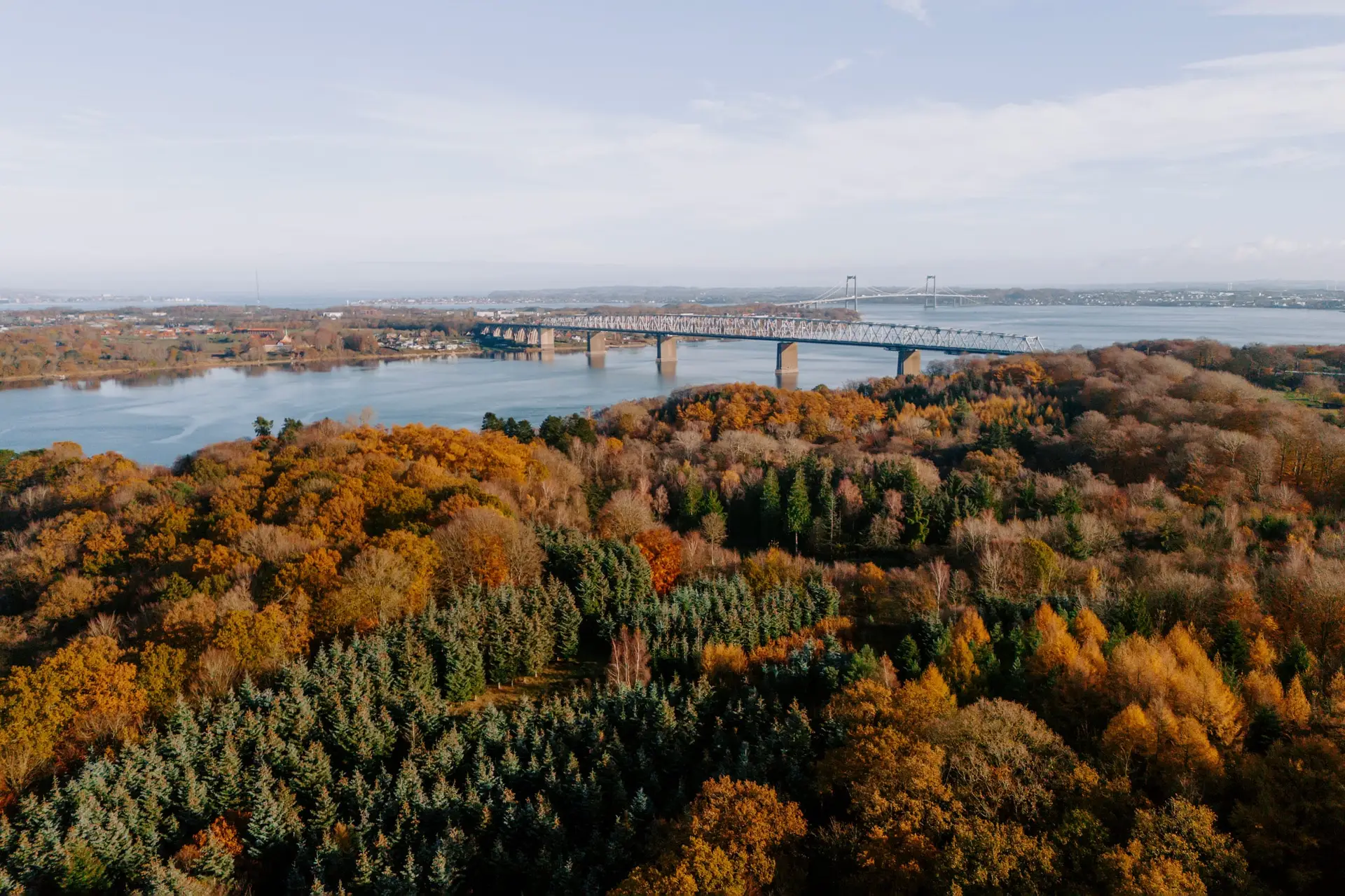 Ein Panorma, das begeistert: Von der Lillebælt-Brücke reicht der Blick weit über den Belt und die herbstlichen Wälder. ©VisitMiddelfart