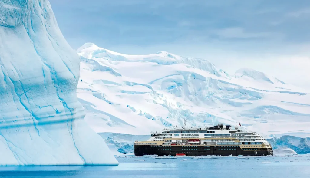 Eisberge und Gletscher so weit das Auge reicht.