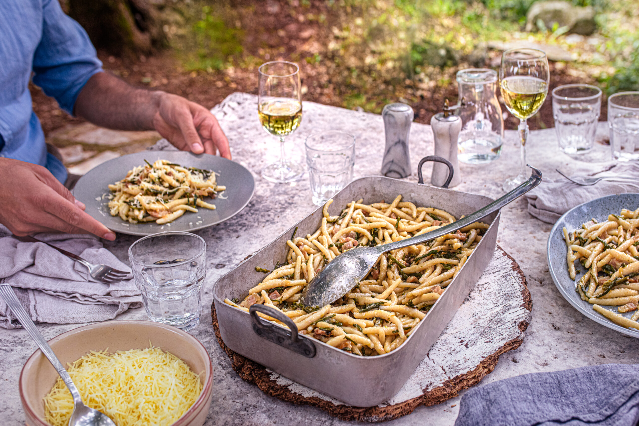Gerichte mit wildem Spargel gehören zu den saisonalen Spezialitäten. Das Sammeln der zarten Triebe ist für viele Urlauber ein besonderes Erlebnis in Kroatien.