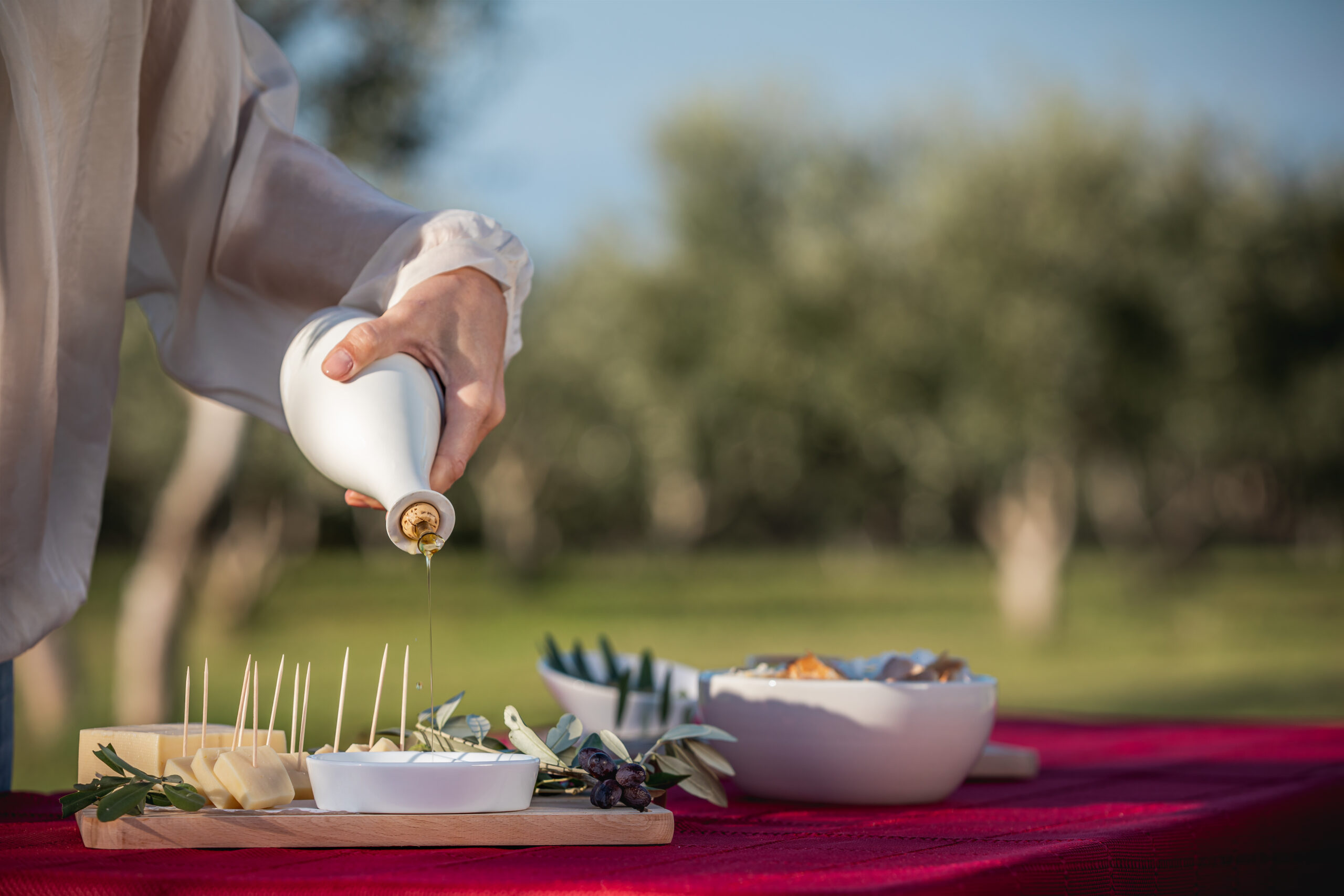 Wein- und Olivenölproben, zum Beispiel bei lokalen Produzenten, geben authentische Einblicke in Kroatiens Genusskultur.