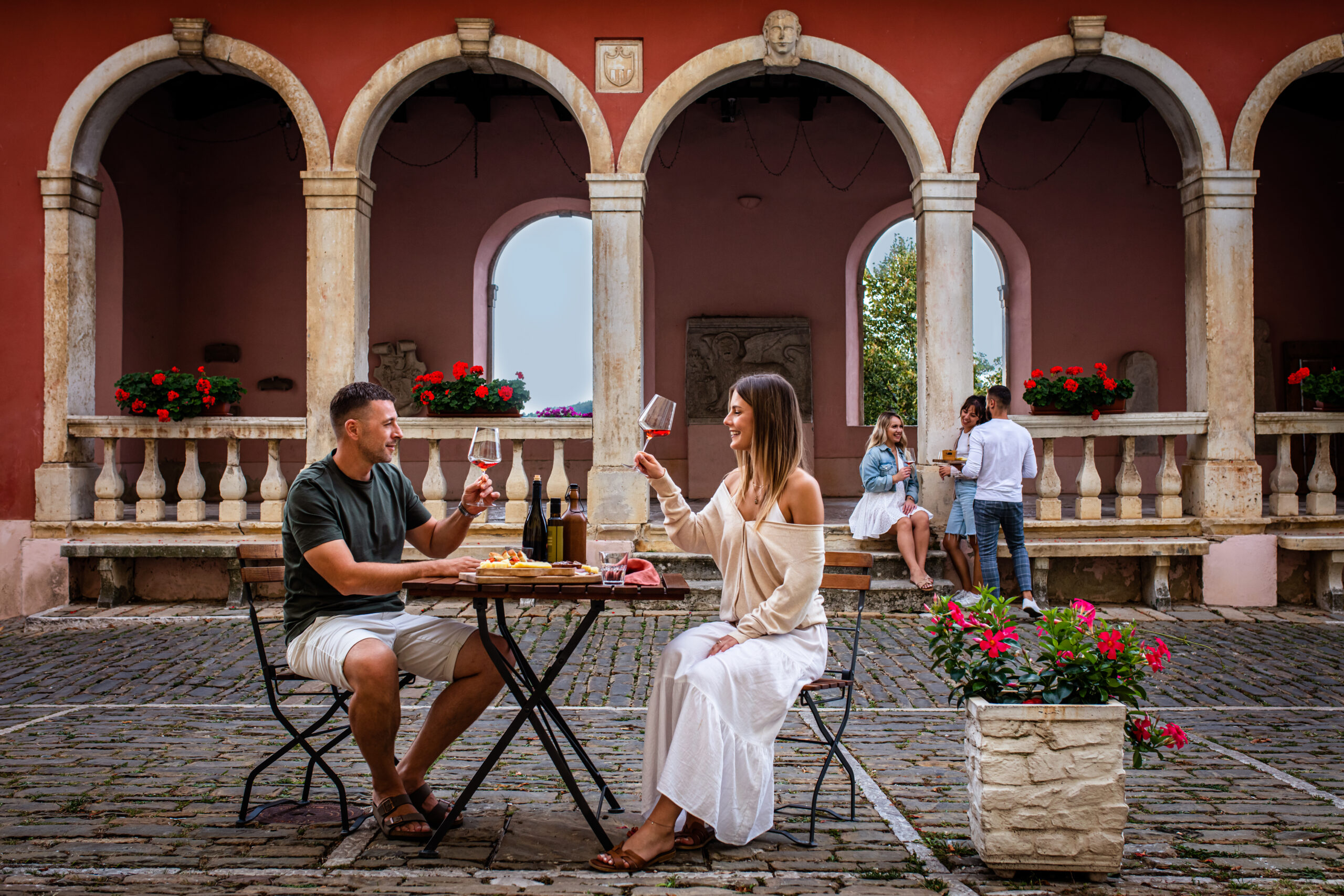 Essen in traditionellen Tavernen, den sogenannten Konobas, gehört zu den authentischsten Genusserlebnissen in Kroatien.