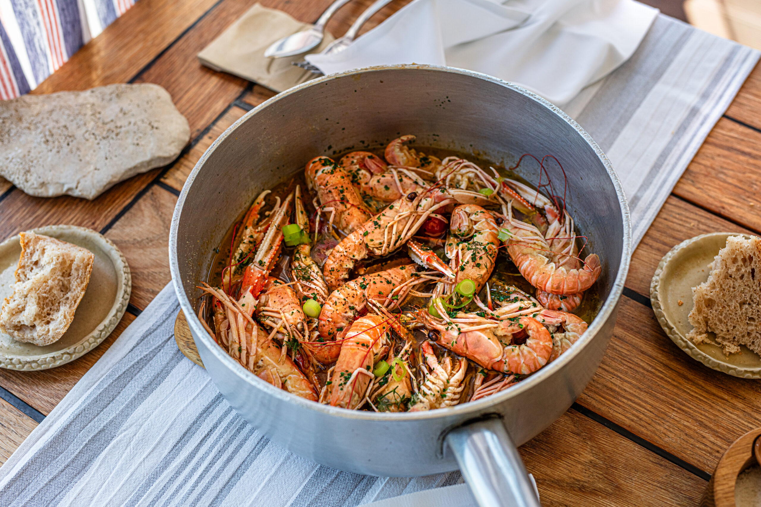 Scampi gehören zu den bekanntesten Spezialitäten der Adriaküste, frisch zubereitet und besonders aromatisch, etwa in der Kvarner Bucht.