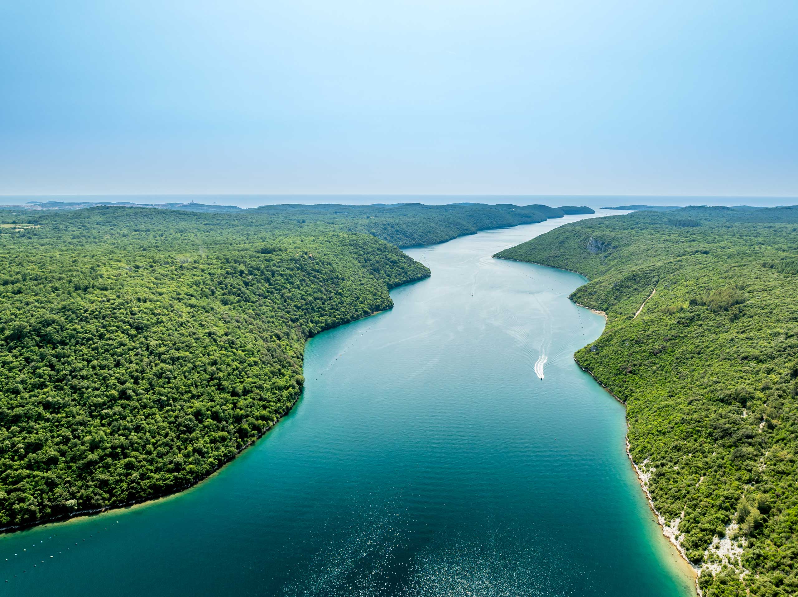 Auf dem Rundwanderweg entlang des Lim-Kanals eröffnet sich immer wieder der Blick auf die fjordähnliche Landschaft, die sich tief ins grüne Hinterland Istriens schneidet.