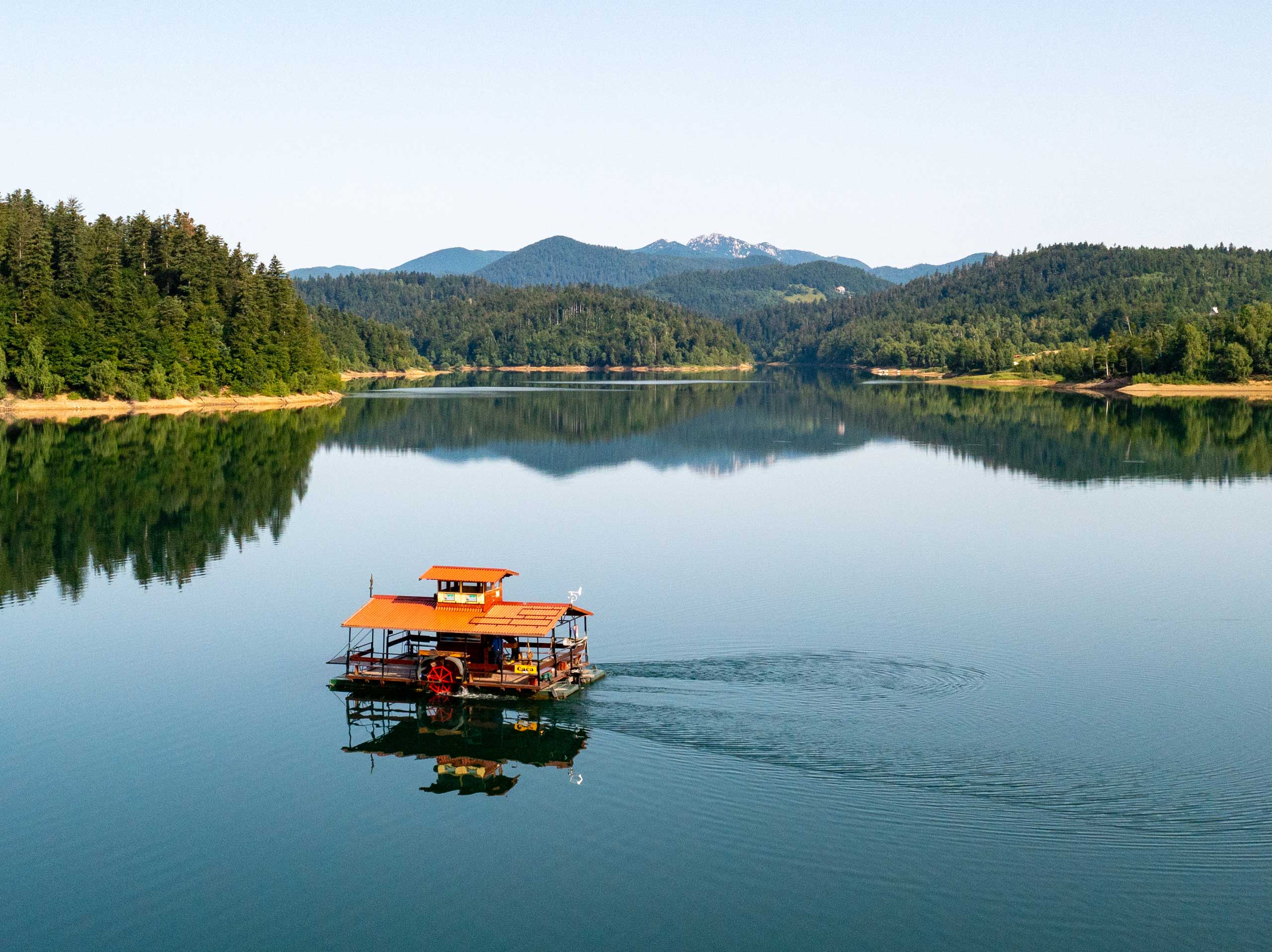 Radeln durch Gorski Kotar – und plötzlich öffnet sich der Blick auf das ruhige Lokvarsko jezero, eingerahmt von dichten Wäldern und sanften Bergen.