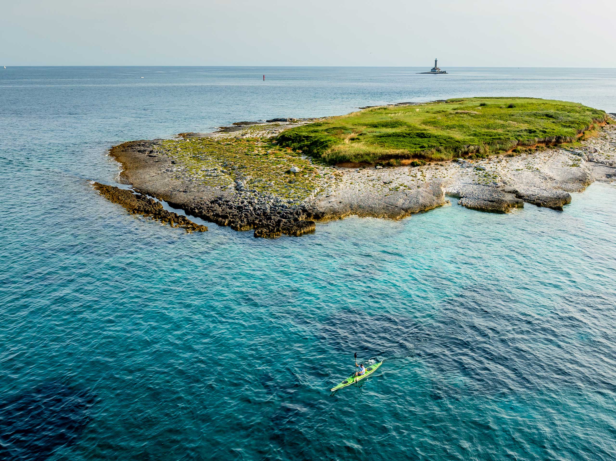Mit dem Kajak durch das glasklare Wasser des Rovinj-Archipels: Die Inseln Sv. Katarina, Sv. Andrija, Maškin, Sturag und Sv. Ivan eröffnen beeindruckende Perspektiven, die vom Ufer aus verborgen bleiben.