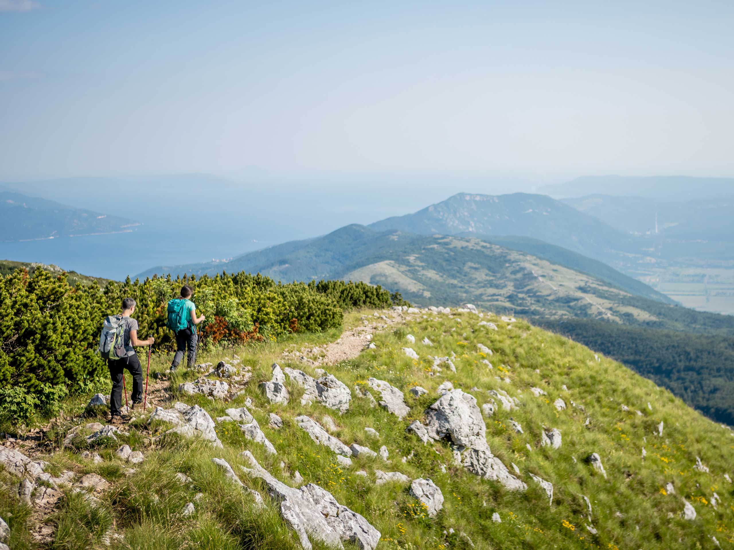 Im Učka-Naturpark führen Wander- und Mountainbike-Strecken über aussichtsreiche Höhenzüge, mit weitem Blick über die Kvarner Bucht und die bewaldeten Hänge der Region.