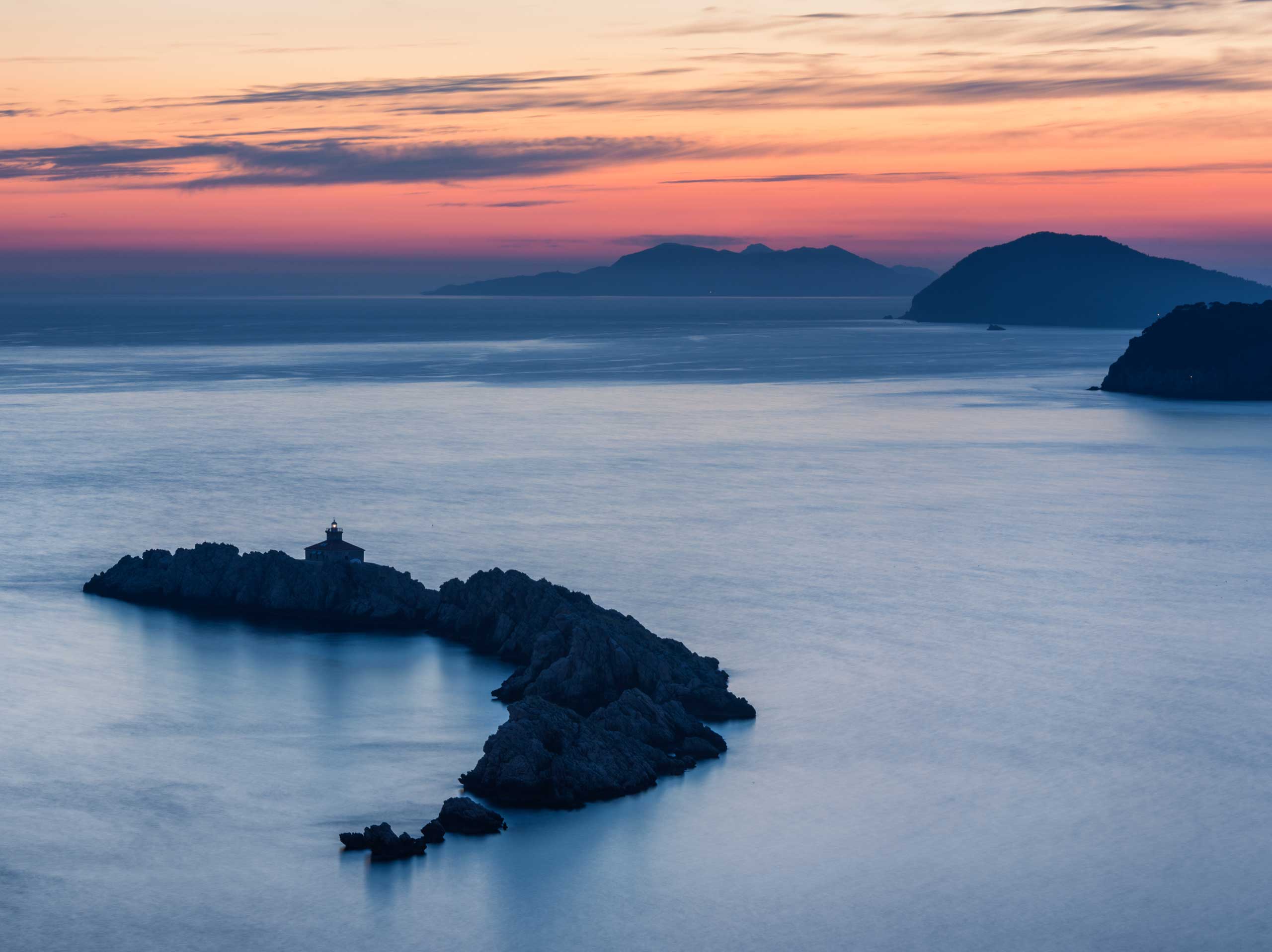 Der Elaphiten-Archipel vor Dubrovnik lädt mit seinen autofreien Inseln, kristallklarem Wasser und viel Ruhe zum Entdecken ein. Zu der Inselgruppe gehören unter anderem Šipan, Lopud und Koločep – jede mit ihrem ganz eigenen Charme.