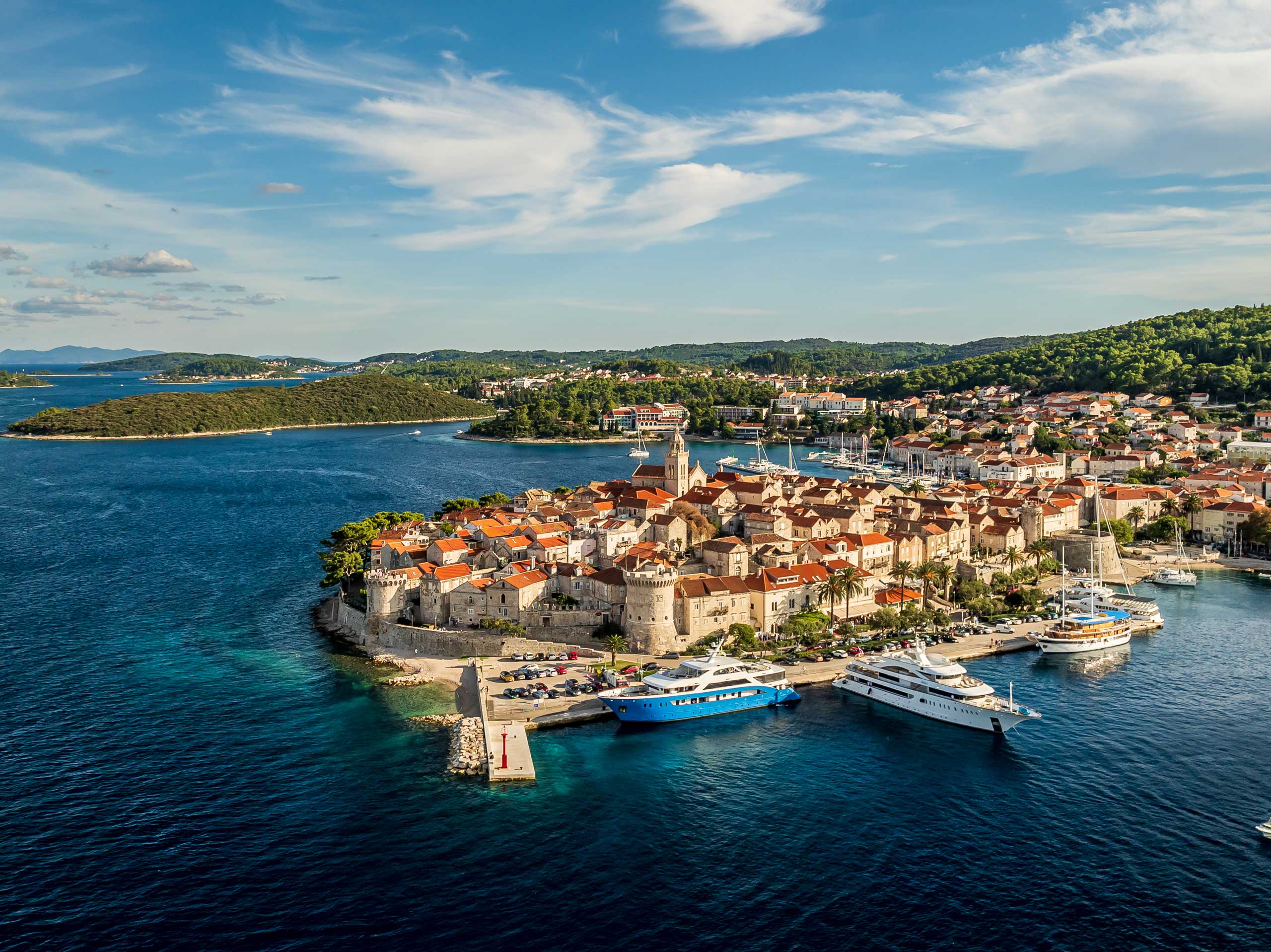 Westlich von Dubrovnik bietet die Insel Korčula zusammen mit ihren umliegenden Inseln ein abwechslungsreiches Reiseziel. Klares Wasser, kleine Buchten und historische Orte verbinden dort Naturerlebnis und gewachsene Kultur.