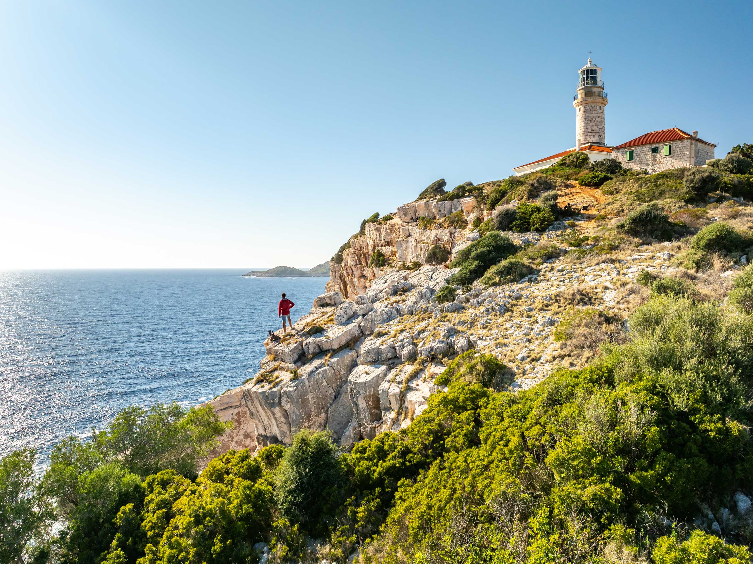 Die Insel Lastovo liegt im Süden Kroatiens, weit draußen in der Adria, etwa auf halbem Weg zwischen der Küste bei Dubrovnik und der italienischen Seite. Sie gehört zu den abgelegensten bewohnten Inseln des Landes und ist Teil eines geschützten Naturparks.