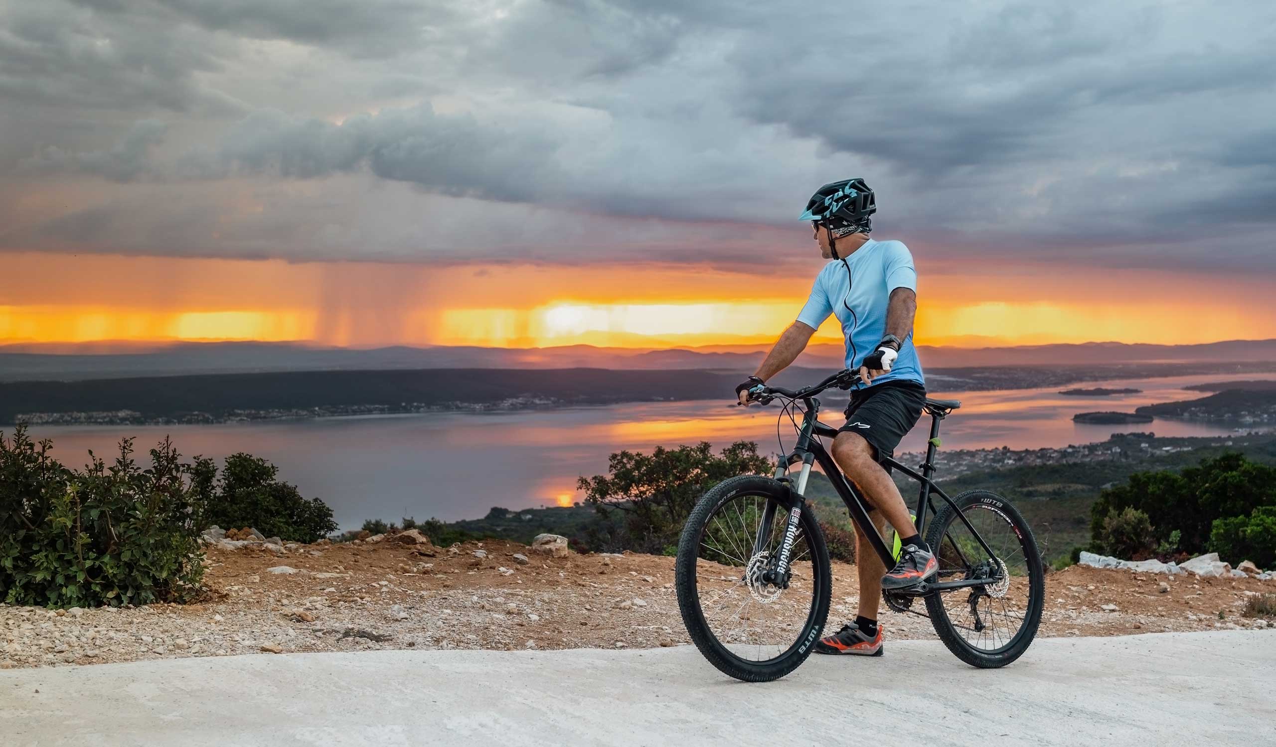 Dugi Otok lädt außerdem zum Paddeln, Schnorcheln, Radfahren und Wandern ein. Wer es ruhiger angehen möchte, kann einfach den Ausblick genießen und die Zeit für einen Moment vergessen.