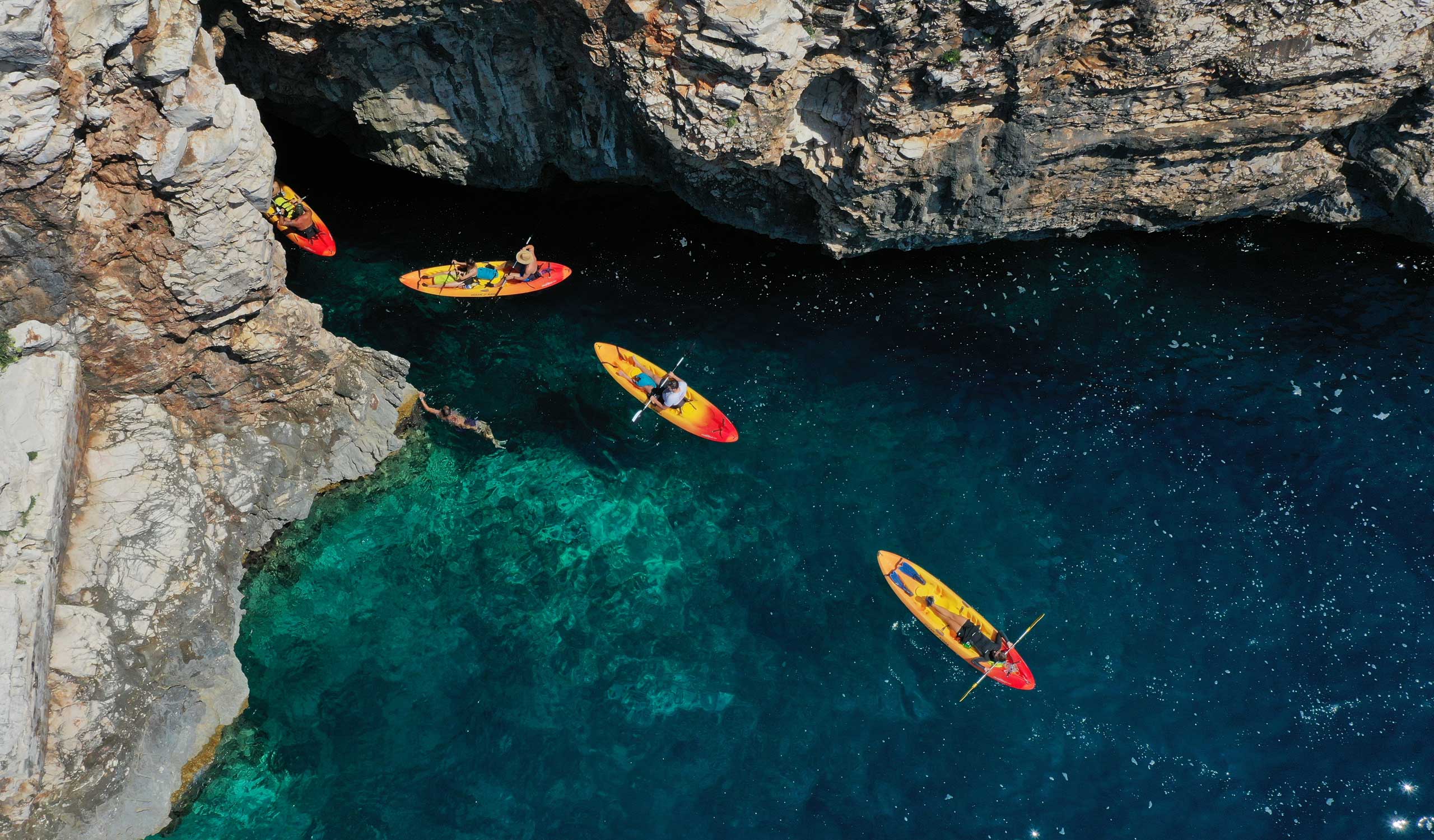Mit dem Kajak durch kristallklares Meer: Die Höhle Golubinka zählt zu den beeindruckendsten Naturhighlights der Adriaküste.