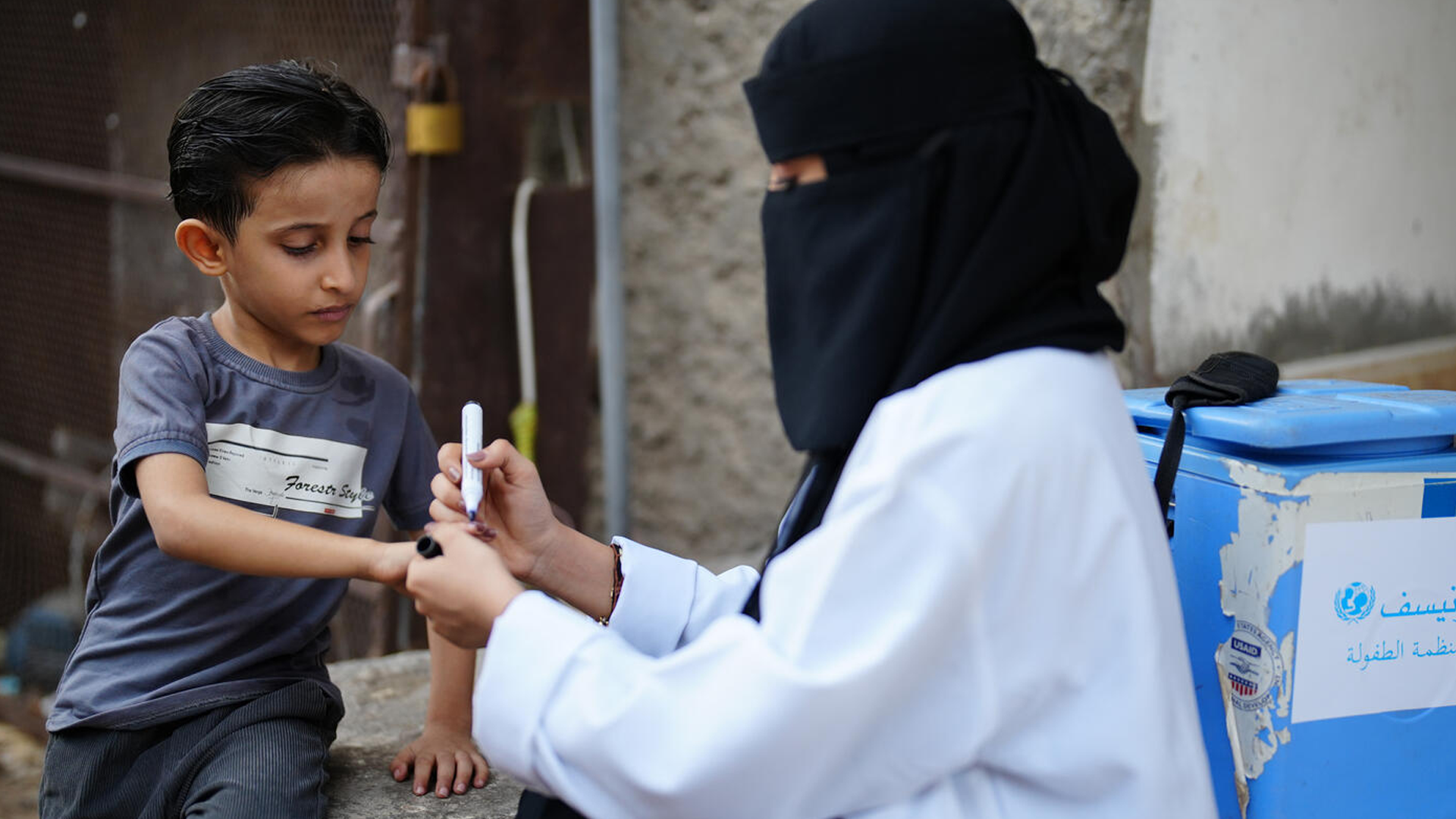 Impfungen schützen Kinder: Der fünfjährige Omar erhielt im Rahmen einer Haus-zu-Haus-Kampagne im Jemen eine Polioimpfung und ist damit vor der Krankheit geschützt. ©UNICEF/UNI832869/ALfilastini