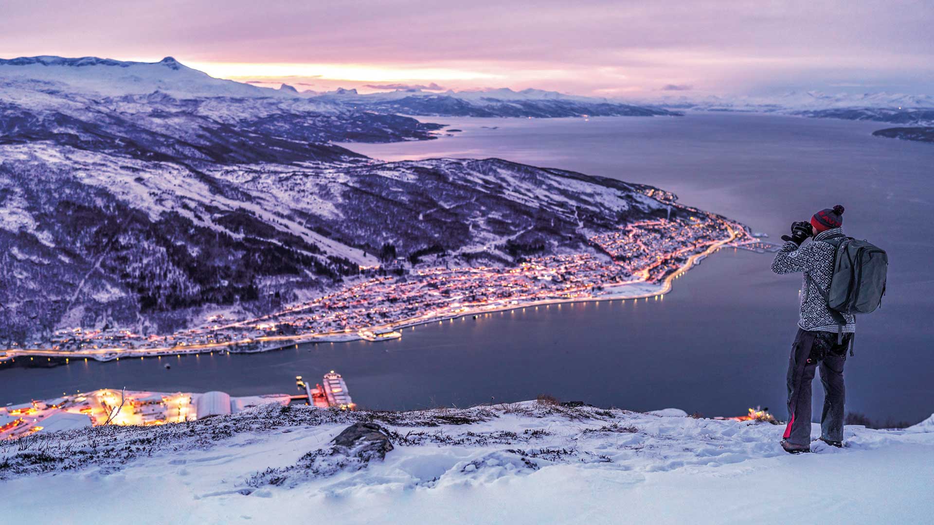 Hoch über Narvik öffnet sich der Blick weit über Stadt, Fjord und verschneite Berge – ein Moment, der die Größe des Nordens besonders eindrucksvoll zeigt.