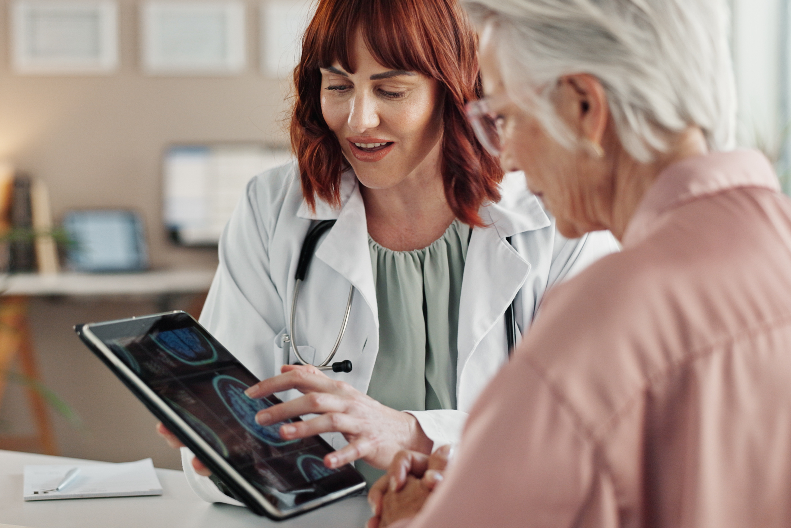 Bluthochdruck, Diabetes und ein hoher LDL-Cholesterinspiegel stehen mit dem Demenzrisiko in Verbindung. Auch Depressionen sollten ernst genommen werden. Vorsorgeuntersuchungen helfen, Veränderungen frühzeitig zu erkennen und mit der Ärztin oder dem Arzt zu besprechen.